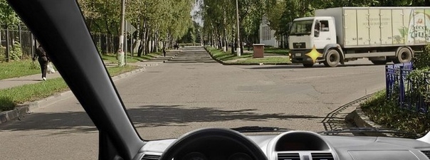 Вопрос 14: Вы должны уступить дорогу грузовому автомобилю: