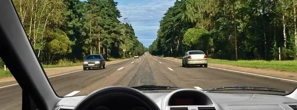 Вопрос 11: Можно ли Вам продолжить движение по средней полосе после опережения автомобиля, движущегося по правой полосе?