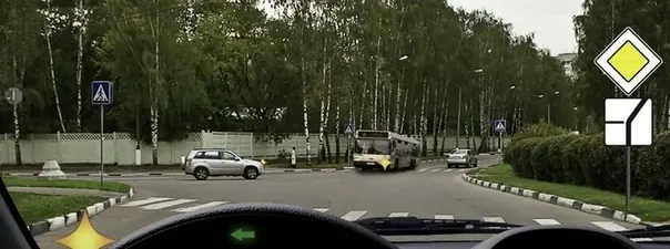 Вопрос 15: Кому Вы должны уступить дорогу при повороте налево?