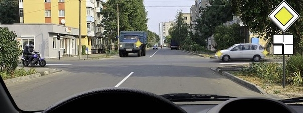 Вопрос 15: Вы намерены продолжить движение прямо. Кому Вы обязаны уступить дорогу?