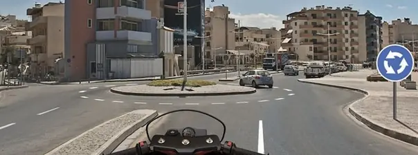 Вопрос 7: Обязаны ли Вы включить указатели правого поворота перед въездом на этот перекрёсток?