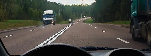 Вопрос 11: Можно ли Вам после опережения грузового автомобиля продолжить движение по левой полосе вне населенных пунктов?