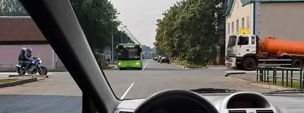 Вопрос 14: Кто имеет право проехать перекресток первым, если все намерены двигаться прямо?