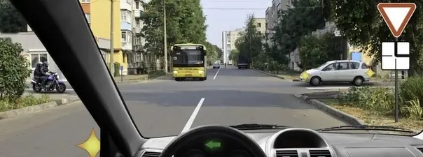Вопрос 15: Кому Вы обязаны уступить дорогу при повороте налево?