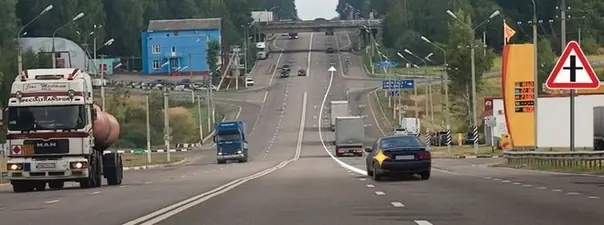 Вопрос 11: Можно ли водителю легкового автомобиля выполнить опережение грузовых автомобилей вне населенного пункта по такой траектории?