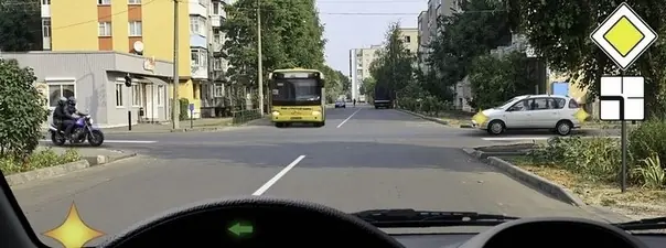 Вопрос 15: Вы намерены повернуть налево. Кому Вы обязаны уступить дорогу?