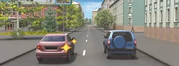 Вопрос 8: Водитель автомобиля, выполняющий перестроение на правую полосу, в данной ситуации: