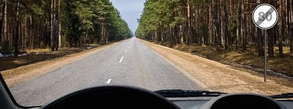 Вопрос 10: С какой максимальной скоростью Вы имеете право продолжить движение на легковом автомобиле с прицепом вне населенного пункта?