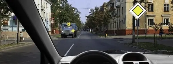 Вопрос 15: Вы намерены проехать перекрёсток в прямом направлении. В данной ситуации: