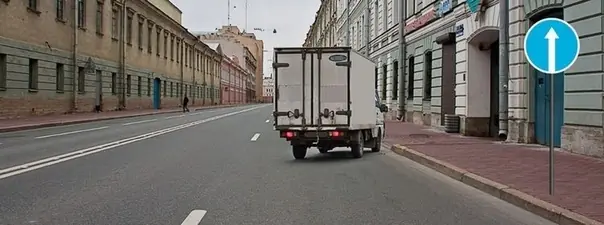 Вопрос 7: Какую ошибку совершает водитель, въезжающий во двор?