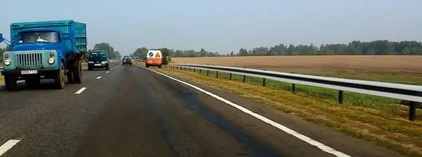 Вопрос 5: Такой вертикальной разметкой обозначают боковые поверхности ограждений: