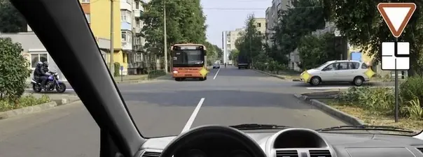 Вопрос 15: При движении прямо Вы обязаны уступить дорогу: