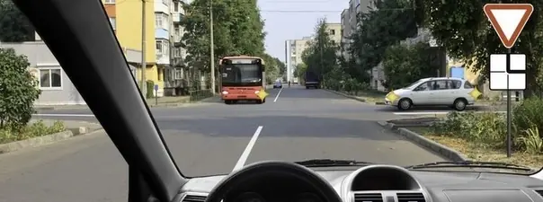 Вопрос 15: Кому Вы обязаны уступить дорогу при движении в прямом направлении?