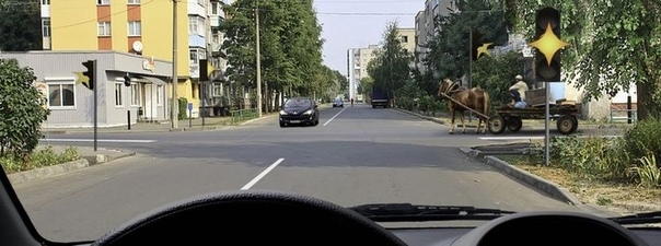 Вопрос 14: Вы намерены продолжить движение прямо при желтом мигающем сигнале светофора. Ваши действия?