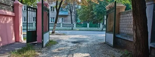 Вопрос 1: Выезд из двора или с другой прилегающей территории: