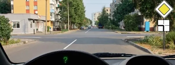 Вопрос 7: Вы намерены продолжить движение по главной дороге. Обязаны ли Вы включить указатели левого поворота?