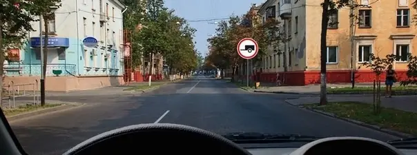 Вопрос 3: Разрешено ли Вам при управлении легковым автомобилем с прицепом продолжить движение в прямом направлении?