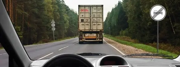 Вопрос 19: При движении по двухполосной дороге за грузовым автомобилем у Вас появилась возможность совершить обгон. Ваши действия?