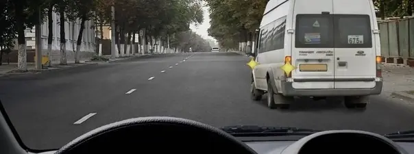 Вопрос 16: Обязаны ли Вы уступить дорогу маршрутному транспортному средству, отъезжающему от тротуара, где нет обозначенного места остановки ?