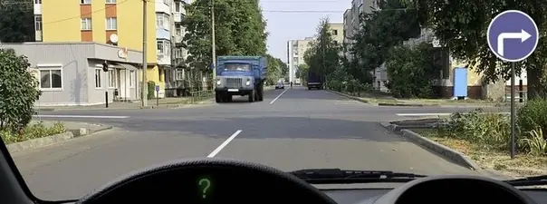 Вопрос 7: Обязаны ли Вы включить указатели поворота в данной ситуации?