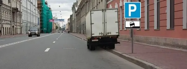 Вопрос 4: Можно ли водителю поставить грузовой автомобиль на стоянку в этом месте указанным способом?