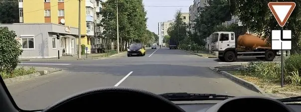 Вопрос 15: Вы обязаны уступить дорогу при движении прямо: