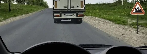 Вопрос 11: Разрешается ли Вам обогнать грузовой автомобиль в конце подъема?