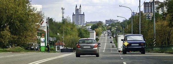 Вопрос 8: Обязан ли водитель автомобиля, который движется по левой полосе, уступить дорогу в данной ситуации?