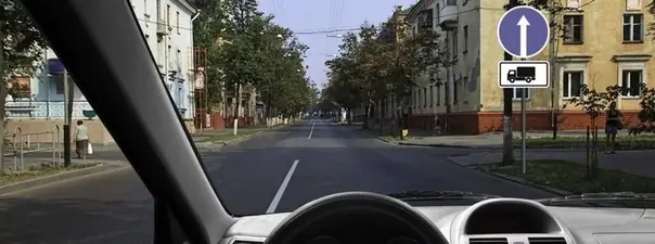 Вопрос 2: В каком направлении Вам можно продолжить движение на легковом автомобиле?
