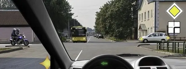 Вопрос 15: Вы намерены повернуть налево. Кому Вы обязаны уступить дорогу?