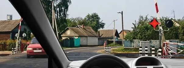 Вопрос 16: Разрешён ли Вам въезд на железнодорожный переезд в данной ситуации?