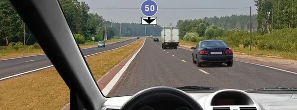 Вопрос 10: С какой скоростью Вы можете продолжить движение вне населённого пункта по левой полосе на легковом автомобиле?