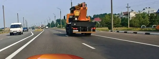 Вопрос 11: По какой полосе Вам можно продолжить движение в населённом пункте после опережения грузового автомобиля?