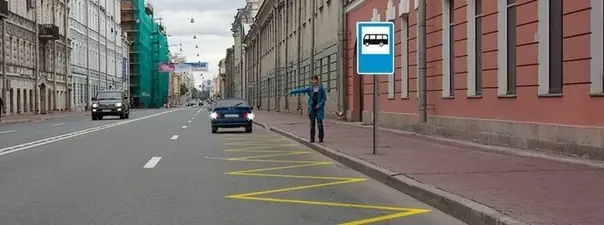 Вопрос 9: Разрешено ли водителю легкового автомобиля движение задним ходом для посадки пассажира?