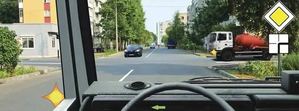 Вопрос 15: Вы намерены развернуться. Кому Вам необходимо уступить дорогу?