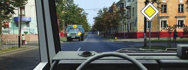 Вопрос 15: Вы намерены проехать перекресток в прямом направлении. В данной ситуации:
