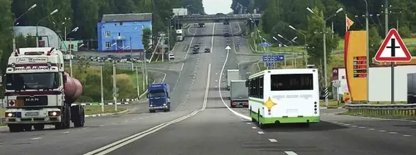 Вопрос 11: Можно ли водителю автобуса выполнить опережение грузовых автомобилей вне населенного пункта по такой траектории?
