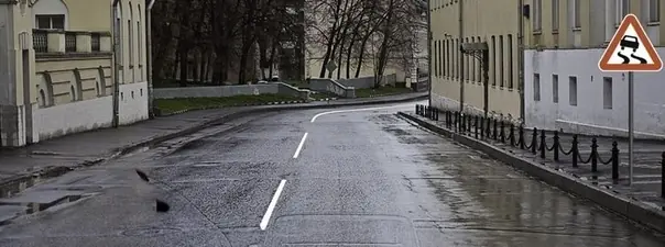 Вопрос 2: На каком расстоянии до скользкого участка дороги устанавливается данный знак в населенном пункте?