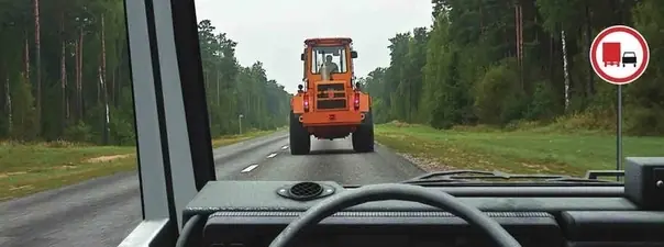 Вопрос 11: Можно ли Вам обогнать трактор, управляя грузовым автомобилем с разрешенной максимальной массой более 3,5 т?