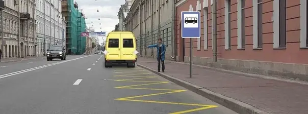 Вопрос 9: Разрешено ли водителю маломестного автобуса движение задним ходом для посадки пассажира?
