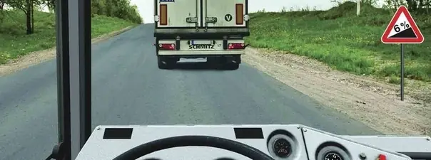 Вопрос 11: Разрешается ли Вам обогнать грузовой автомобиль в конце подъема?