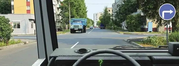 Вопрос 7: Обязаны ли Вы включить указатели поворота в данной ситуации?
