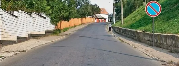 Вопрос 3: Разрешено ли осуществлять посадку (высадку) пассажиров либо загрузку (разгрузку) транспортного средства в зоне действия этого знака?