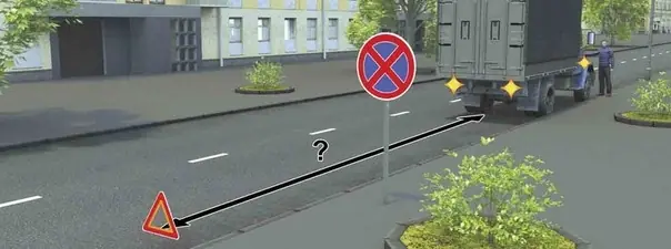 Вопрос 7: На каком расстоянии от транспортного средства должен быть выставлен знак аварийной остановки в данной ситуации?