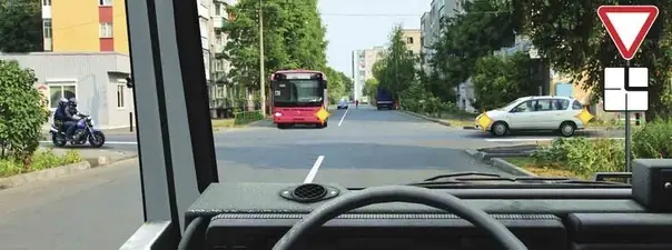 Вопрос 15: При движении прямо Вы обязаны уступить дорогу: