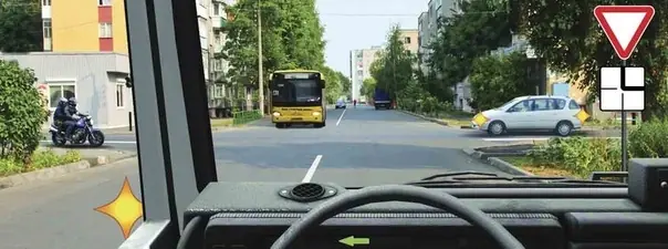 Вопрос 15: Кому Вы обязаны уступить дорогу при повороте налево?