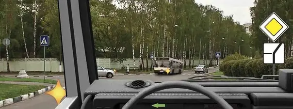 Вопрос 15: Кому Вы должны уступить дорогу при повороте налево?
