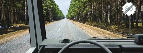 Вопрос 10: С какой максимальной скоростью Вы имеете право продолжить движение вне населенных пунктов, если перевозите людей в кузове грузового автомобиля с разрешенной максимальной массой более 3,5 т?