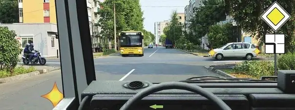 Вопрос 15: Вы намерены повернуть налево. Кому Вы обязаны уступить дорогу?