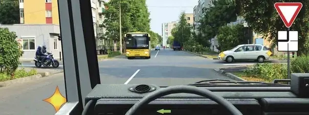 Вопрос 15: Кому Вы обязаны уступить дорогу?